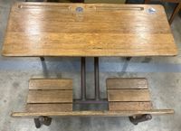 Pupitre d’écolier des années 1960, en bois et structure tubu… (photo 2)