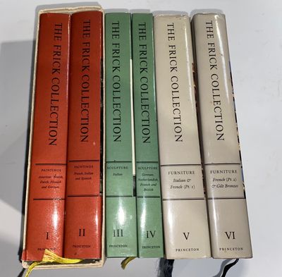 trois livres sont empilés sur une table