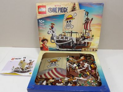 une boîte de Lego contenant un bateau pirate