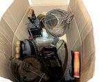 une boîte en carton contenant un ventilateur, un ventilateur et d'autres objets