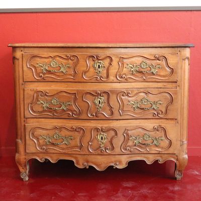 Commode lyonnaise en noyer mouluré - Mobilier Ancien