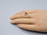 bague en or jaune sertie d'un rubis au doigt