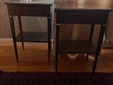 deux tables sur lesquelles est posée une lampe