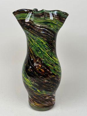 un vase en verre orné d'un motif tourbillonnant vert et noir