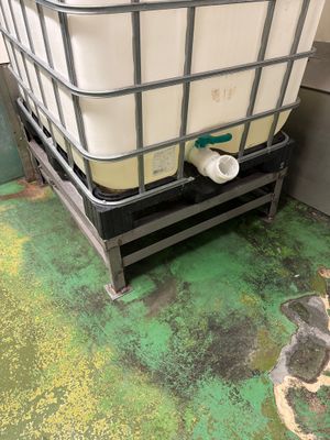 un grand conteneur posé sur une palette