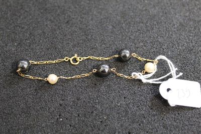 Gros plan sur un collier portant une étiquette