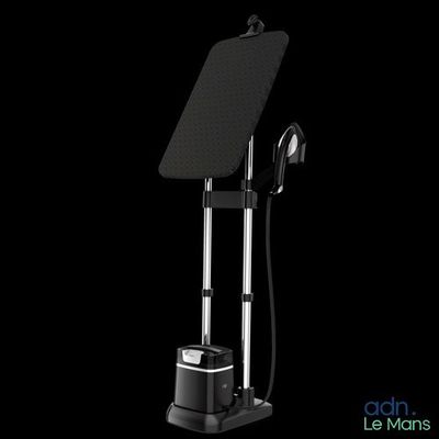 une photo en noir et blanc d'une lampe posée sur un pied