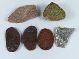 quatre types de roches différents sont représentés sur une surface blanche