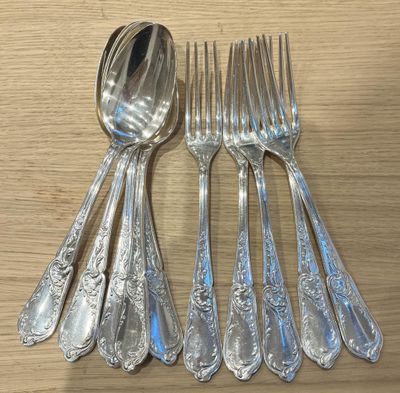 Cinq grands couverts en métal argenté à décor de rinceaux fl…