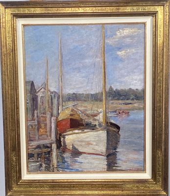 une peinture à l'huile représentant un bateau amarré à un quai, avec d'autres bateaux dans l'eau