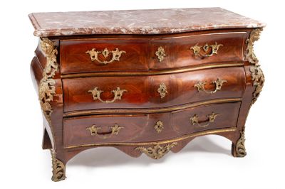 COMMODE TOMBEAU en placage d'acajou, de forme mouvementée à décor de f - Photo 1