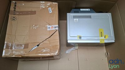 un boîtier contenant un ordinateur et un boîtier dans lequel se trouve un ordinateur