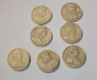 six types différents de pièces de monnaie romaines antiques sur un fond blanc