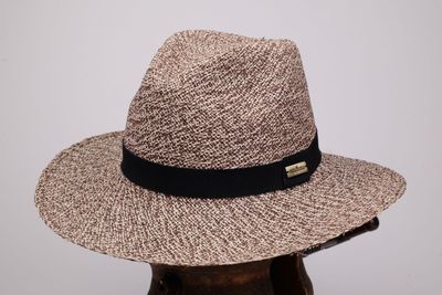 chapeau marron et noir orné d'un ruban noir, posé sur une tête de mannequin