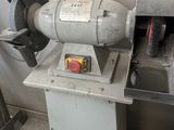 une machine posée sur une table dans une pièce