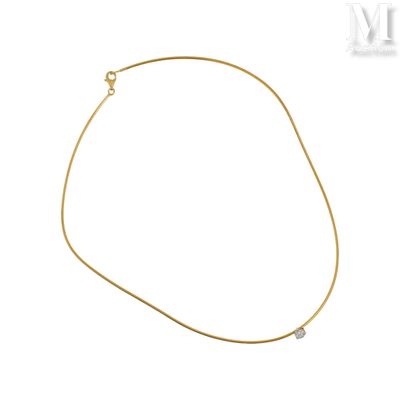un collier en or orné d'un diamant sur fond blanc