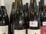 plusieurs bouteilles de vin sont alignées sur un comptoir