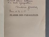 un livre ouvert, sur lequel est posée une note manuscrite, posé sur une table