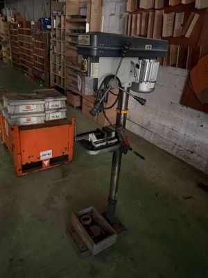une machine qui se trouve dans une pièce où il y a de nombreux cartons