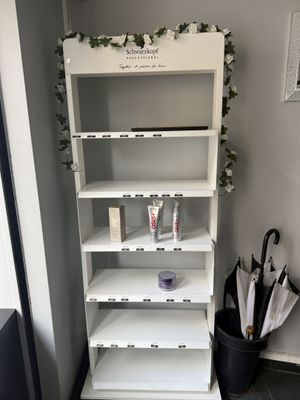 Meuble siglé SCHWARZKOPF à quatre niveaux