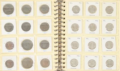 un livre ouvert sur lequel sont posées plusieurs pièces de monnaie différentes