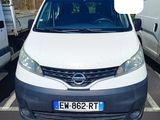 une camionnette blanche garée sur un parking, portant le numéro 8