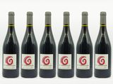 six bouteilles de vin rouge sont alignées