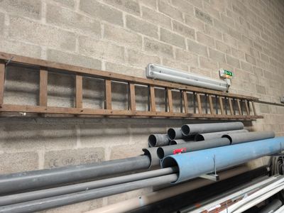 de nombreux tuyaux alignés contre un mur