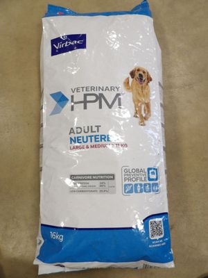 un sac de croquettes posé par terre