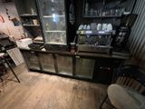 une petite cuisine équipée d'un réfrigérateur et d'un plan de travail