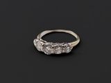gros plan d'une bague en diamant sur une surface noire