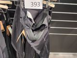 plusieurs parapluies suspendus à un porte-parapluies dans un magasin, avec leurs étiquettes de prix