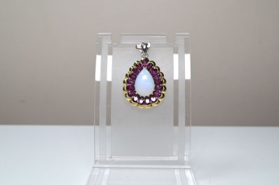 pendentif violet et doré en forme de larme, présenté dans un coffret en acrylique transparent