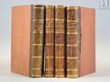trois livres sont empilés sur une table