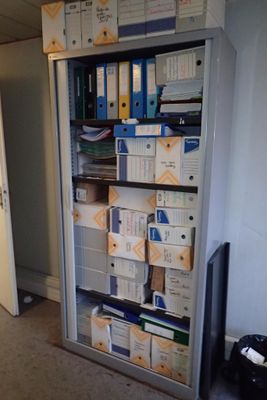 Une armoire bureau à fermeture rideau.