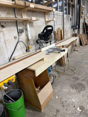 un établi dans un garage avec des outils dessus