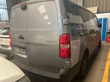 une camionnette argentée garée dans un parking