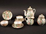 service à thé en porcelaine chinoise composé de cinq pièces, sur fond noir