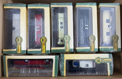 une boîte contenant un assortiment de petits trains miniatures rangés dans une boîte