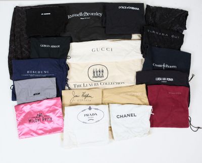 de nombreux types de vêtements et de sacs sur la table