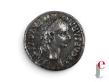 Gros plan sur une pièce de monnaie représentant un homme.