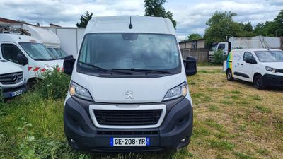 une camionnette blanche garée dans l'herbe