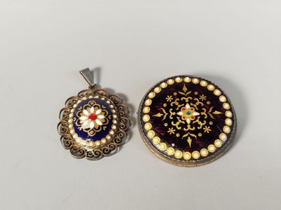 un gros plan sur deux types de bijoux différents posés sur une surface blanche