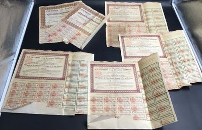 quelques vieux papiers sont posés sur une table noire