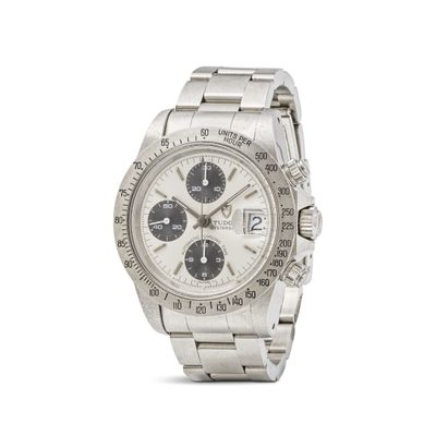 une montre argentée sur fond blanc, avec un fond blanc