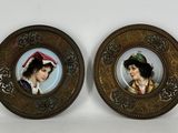 deux photos encadrées représentant des femmes portant des chapeaux