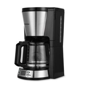 une cafetière noire et argentée sur fond blanc