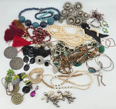 BIJOUX. Lot de bijoux fantaisies.