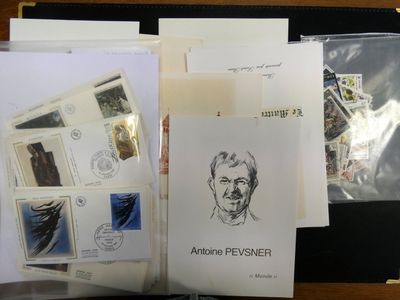 une collection de timbres et d'enveloppes posée sur une table
