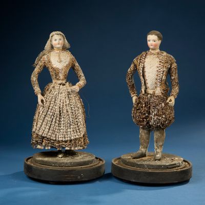 paire de figurines sculptées représentant un homme et une femme